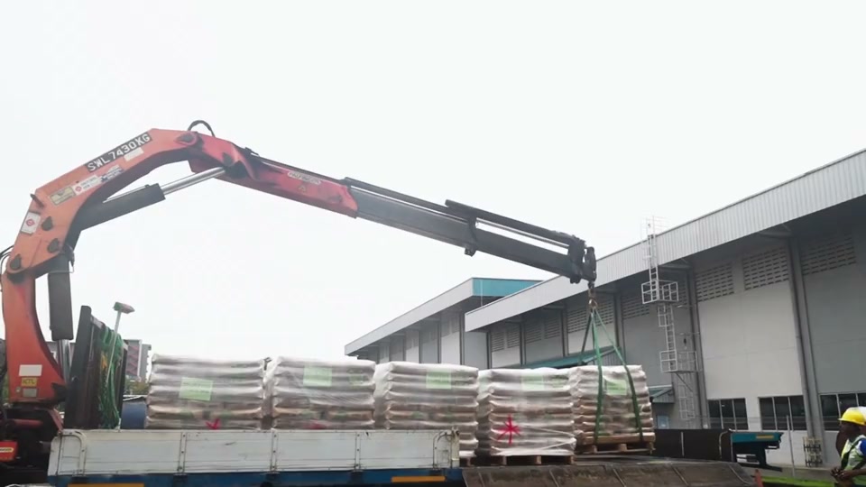 Supporting industry with lorry-crane services.